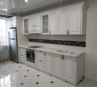 Класична кухня. МДФ фарбовані, фрезеровані фасади з різьбленням та патиною. Фурнітура Blum. Стільниця Egger