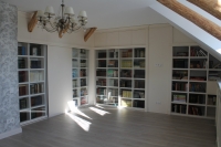 Домашня бібліотека в мансарді, Фасади антресолі Мдф Фарбоване, Багети масив Вільхи, Розсувна система Raumplus з прозорим склом. Полиці Корпус Egger