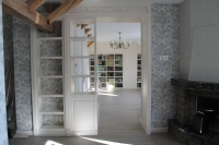 Арковий вхід до бібліотеки в мансарді МДФ фасади полиці, різьблений декор