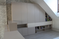 Шафа На мансардному поверсі Фасади МДФ фарбоване. Теплий сірий. у поєднанні з білим. Фурнітура Blum по натисканню