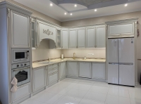 Кухня класика Білий з різьбленим і елементами. У приватному будинку