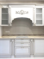 Кухня класика Білий з різьбленим і елементами. У приватному будинку