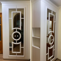 Невелика шафа в передпокої в Неокласиці на замовлення. Цікаво обіграно бічну сторону шафи у вигляді полиць і вузьку зону зберігання