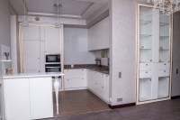 Кухня біла неокласика. Декоративні Елементи Покриті Поталлю