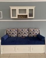 Ліжечко з підземним механізмом та поличка для книг у дитячу кімнату