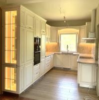 Кухня класика колір слонова кістка з патиною, з вікном в центрі, фурнітура ВLum, стільниця та станова панель Кварцит