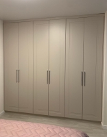 Шафа спальні в неокласиці МДФ фарбоване Кашемір ,Фурнітура Blum