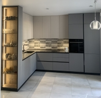 Кухня студія у відтінках сірого. Стільниця Кварцит, Фасади МДФ матове, ручка-golla, фурнітура Blum