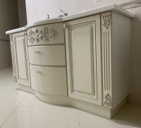 Тумба в ванную с акриловой столешницей и литым умывальником.ФасадыМДФ с резными элементами