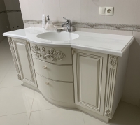 Тумба в ванную с акриловой столешницей и литым умывальником.ФасадыМДФ с резными элементами