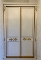 Шафа купе в класичному стилі з різьбленими елементами в передпокій