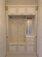 Белая с золотой патиной прихожая с резными элементами зеркалом и мягкой сидушкой