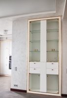 Кухня студія - біла неокласика. декоративні елементи покриті поталею.  Стільниця кварцит 20мм, Фурнітура Blum. Стільниця на барній стійці скло Lacobel гартоване