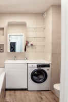 Тумба у ванну з дзеркалом і акриловою стільцею з литим умивальником. І з пральною машинкою.