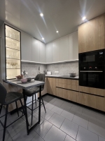 Кухня Маленька, з барною стійкою в приватному будинку, в прохідній кімнаті без природного освітлення