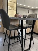 Кухня Маленька, з барною стійкою в приватному будинку, в прохідній кімнаті без природного освітлення