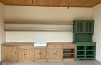 Кухня в стилі Кантрі з масиву ясена. Фурнітура Blum. Стільниця Масив. Буфет Масив ясеня Оливкового кольору