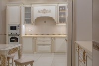 Стіл і диван у класичну кухню з різьбленням та патиною