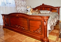 Ліжко з різьбленням