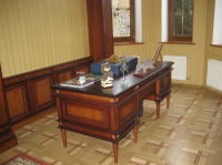 Стіл класичний