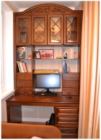 Класичний стіл на лоджії