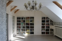 Книжкова шафа на мансарді