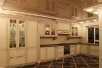 Кухня класична біла з патиною