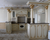 Кухня з колонами