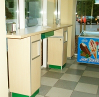 Стіл зі сміттєвими контейнерами