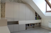 Сучасна шафа на мансарді