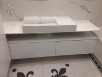 Белая тумба под умывальник